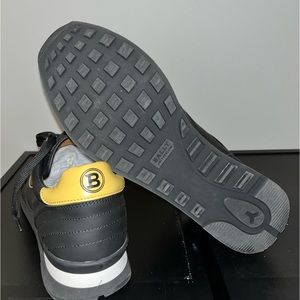 Classic Bally Sneaker men’s size 11. Amazing quality lightly used.